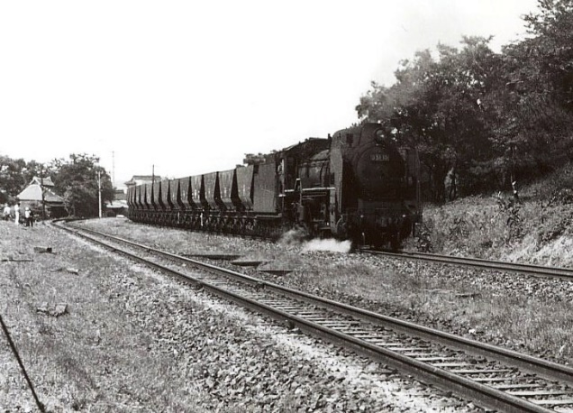 上記の電車と同じ場所のデゴイチ石炭列車